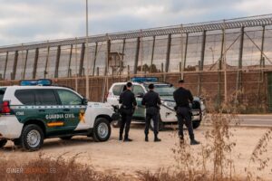 Guardia Civil en la frontera de Melilla con vehículos patrullando