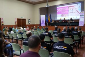 Inauguración de las VI Jornadas sobre trata y explotación sexual en un salón de actos