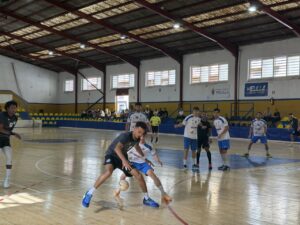Jugadores del Club Melilla Balonmano en acción durante un partido