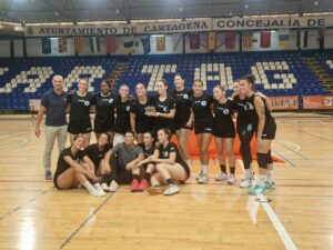 Jugadoras del Club Balonmano T-Maravilla Melilla celebrando una victoria en un partido amistoso