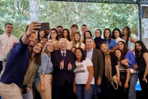 Alberto Núñez Feijóo con un grupo de personas en Melilla