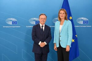 Juan Jesús Vivas en el Parlamento Europeo con la presidenta del Parlamento