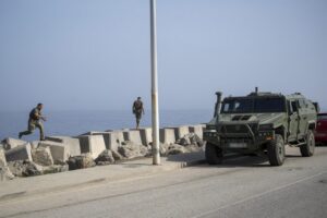 Soldados y vehículo militar en la costa de Ceuta