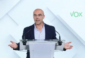 Jorge Buxadé de Vox durante una rueda de prensa sobre inmigración en Ceuta