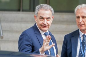 José Luis Rodríguez Zapatero hablando sobre joyas en su oficina