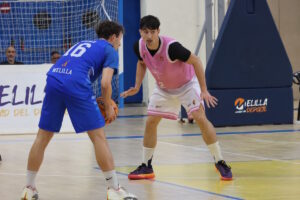 Jugadores de baloncesto en un partido del Melilla Baloncesto