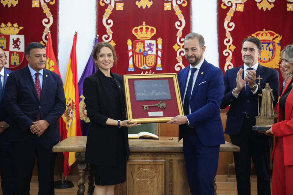 Isabel Díaz Ayuso recibiendo un reconocimiento en Ávila