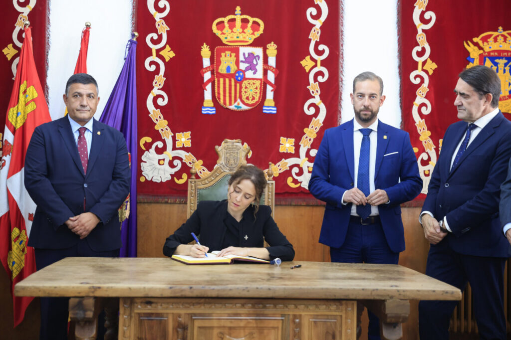 Isabel Díaz Ayuso firmando como Dama de Honor en Ávila