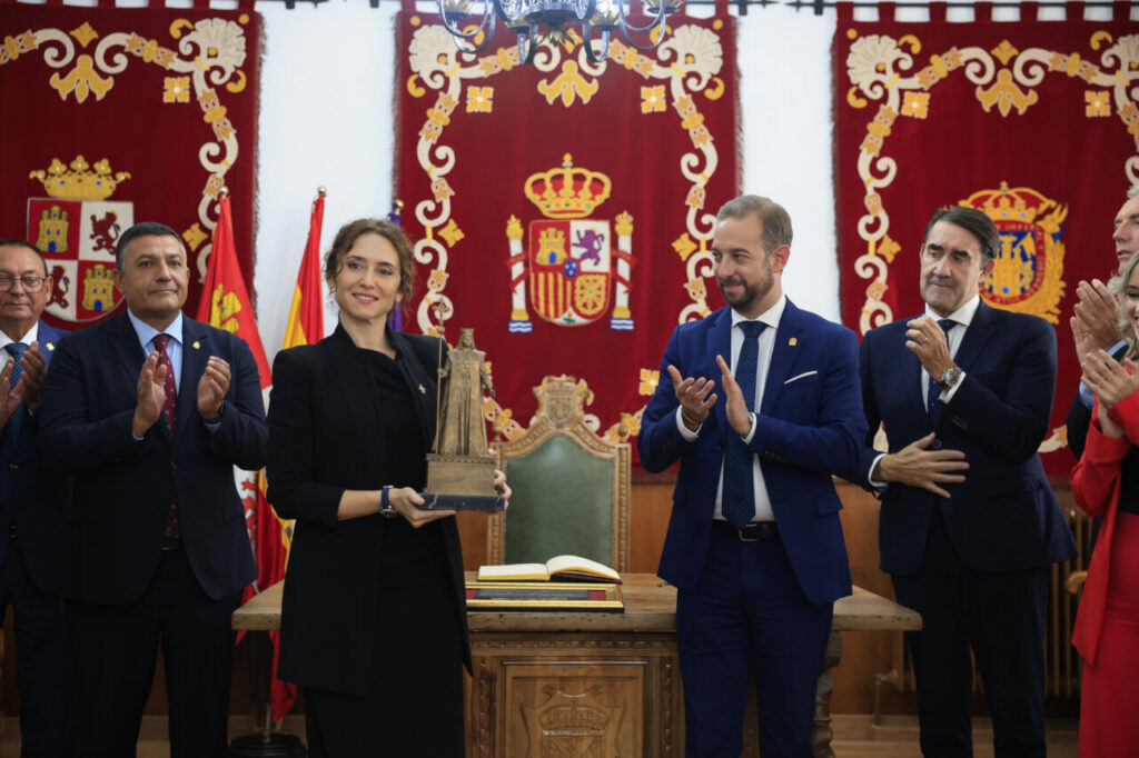 Isabel Díaz Ayuso recibiendo un reconocimiento en Ávila