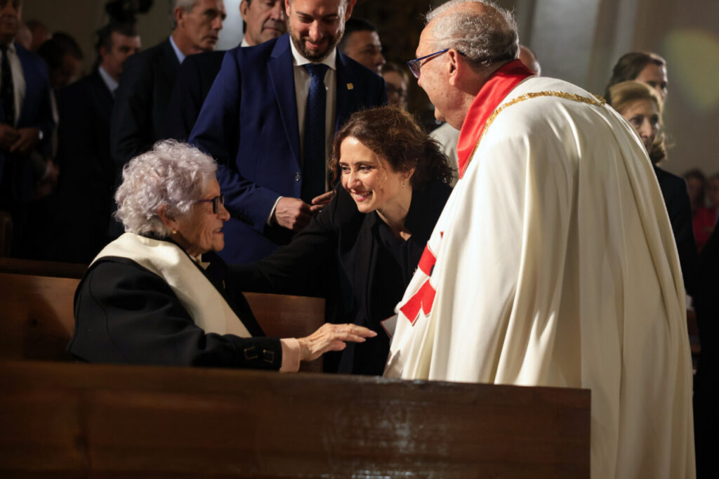 Isabel Díaz Ayuso interactuando con asistentes en un evento en Ávila