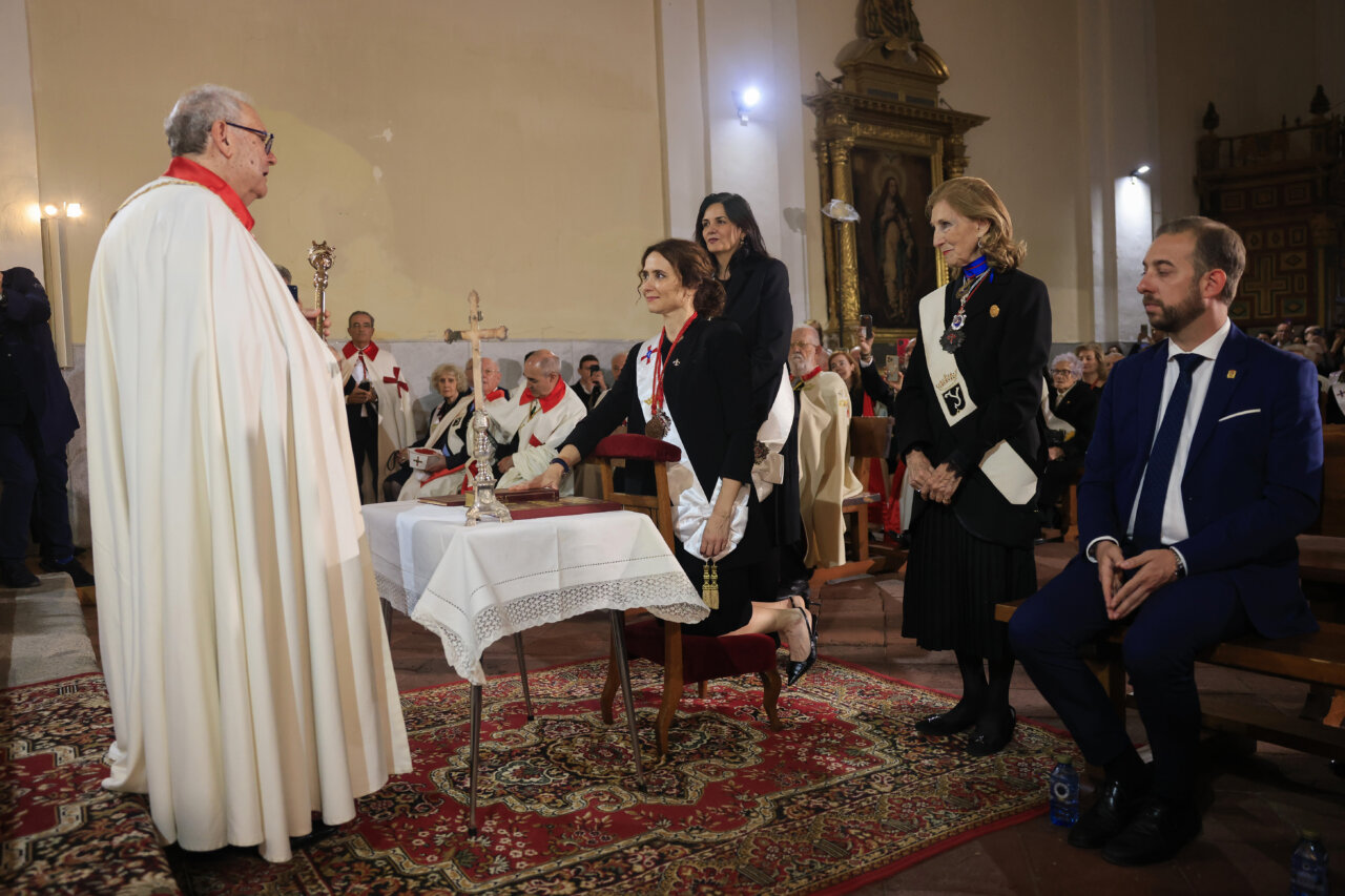 Isabel Díaz Ayuso siendo investida como Dama de Honor en Ávila