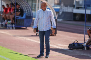 Entrenador Miguel Rivera dirigiendo a la U.D. Melilla en un partido
