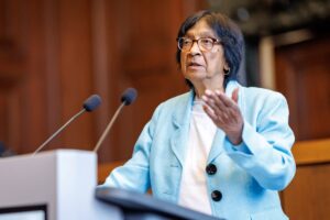 Navi Pillay hablando en un podio durante un evento importante