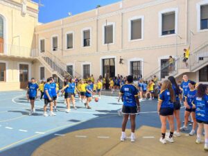 Jugadoras de baloncesto interactuando con alumnos en el colegio La Salle