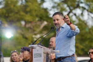 Santiago Abascal hablando en un evento en Ceuta sobre la visita del Rey.