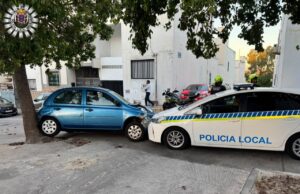 Accidente de tráfico en Melilla con un coche azul y un vehículo policial.
