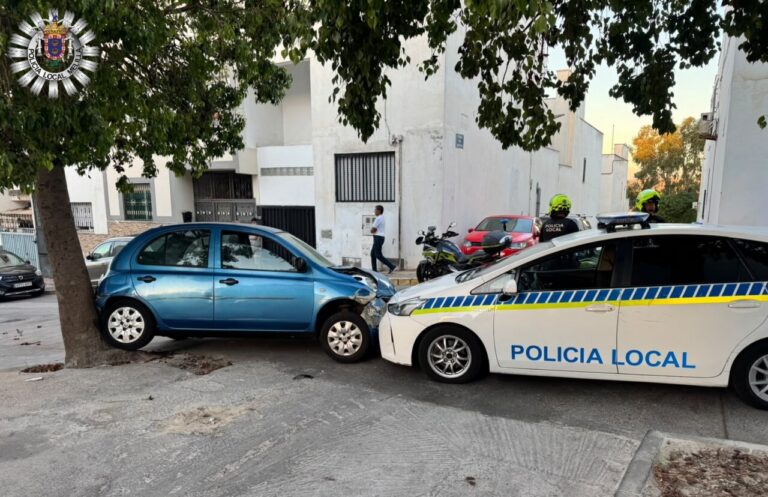 Accidente de tráfico en Melilla con un coche azul y un vehículo policial.