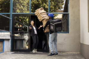 Reacción de sorpresa ante un accidente de entrega de pizzas