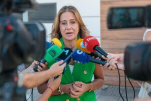 Sofía Acedo hablando ante varios micrófonos de prensa