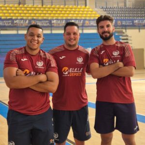 Alberto Rodríguez con dos jugadores del Club Voleibol Melilla en el gimnasio