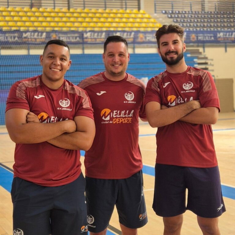 Alberto Rodríguez con dos jugadores del Club Voleibol Melilla en el gimnasio