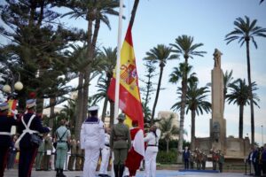 Ceremonia de arriado de la bandera en el Parque Hernández de Melilla