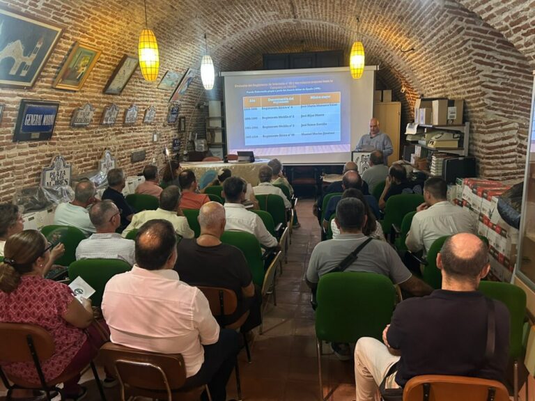 Conferencia sobre bandas militares en Melilla con público asistente
