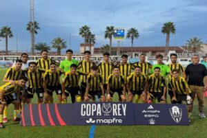 Equipo del Club Atlético Melilla en la Copa del Rey con uniforme amarillo y negro