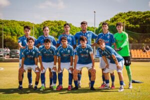 Equipo juvenil del Atlético Melilla posando en el campo de fútbol