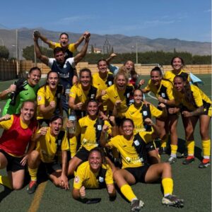 Jugadoras del MCD ATM celebrando una victoria en el campo