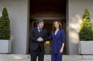 Isabel Díaz Ayuso y Javier Milei posan frente a la entrada de un edificio