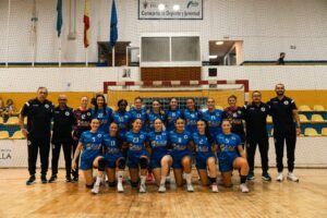 Equipo de balonmano femenino T-Maravilla Melilla en el pabellón