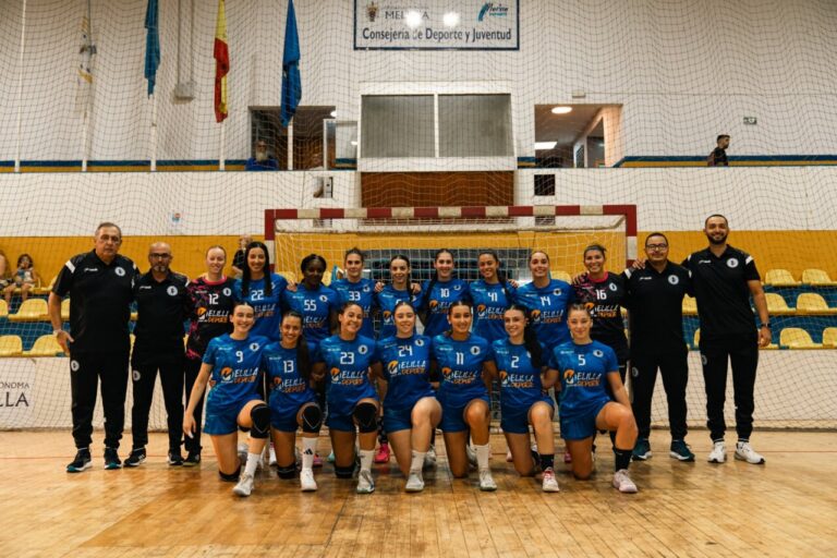 Equipo de balonmano femenino T-Maravilla Melilla en el pabellón