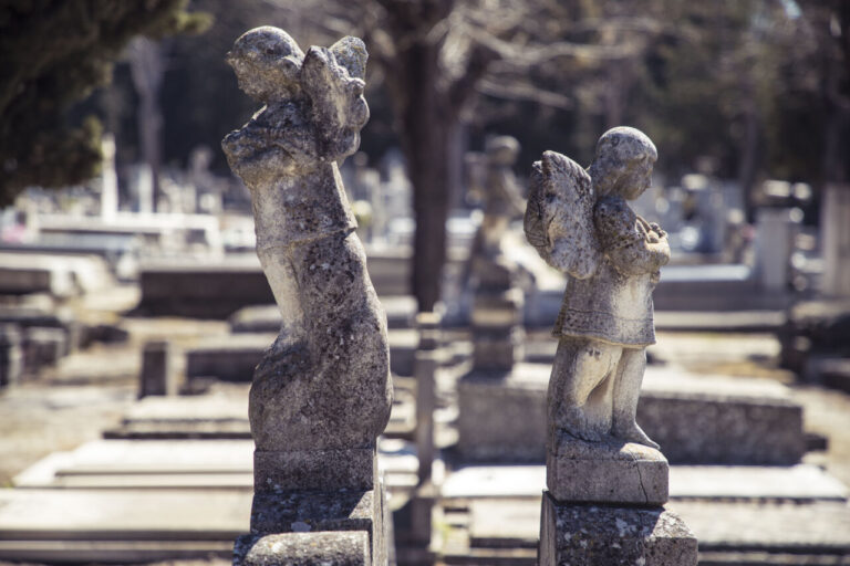 Estatuas de ángeles en un cementerio de Madrid