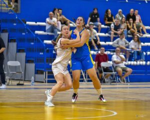 Jugadoras de baloncesto compitiendo en un partido intenso
