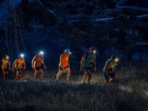 Corredores con linternas en la II Carrera por Montaña Nocturna en Melilla