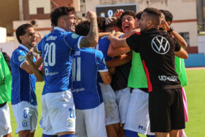 Jugadores de la U.D. Melilla celebrando una victoria en el campo.