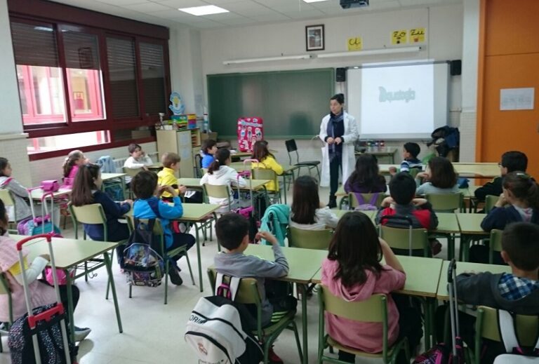 Clase en un colegio de Melilla con alumnos escuchando a un profesor