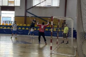Jugadores del Club Melilla Balonmano en acción durante un partido