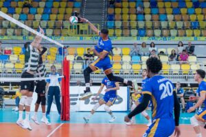 Jugador del Club Voleibol Melilla saltando para rematar un balón en un partido