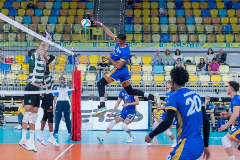 Jugador del Club Voleibol Melilla saltando para rematar un balón en un partido