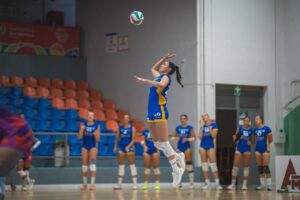Jugadora del Club Voleibol Melilla saltando para realizar un saque