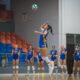 Jugadora del Club Voleibol Melilla saltando para realizar un saque