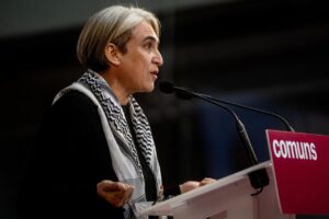 Ada Colau hablando sobre el Frente Amplio en un evento político