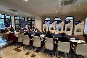 Participantes reunidos alrededor de una mesa en una sesión de seguimiento del programa FEDER.