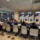Participantes reunidos alrededor de una mesa en una sesión de seguimiento del programa FEDER.