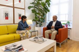 Reunión sobre inversión en alojamiento universitario asequible