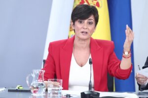 Ministra discutiendo sobre el decreto de vivienda en conferencia de prensa