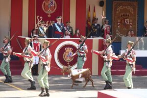 Desfile militar con los Reyes de España y un perro en la ceremonia