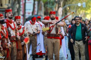 Militares del Grupo de Regulares de Melilla en un desfile con trajes tradicionales.